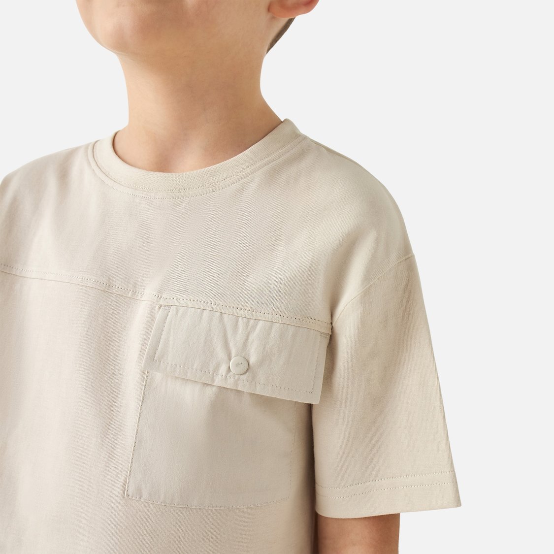 Juniors Solid T-shirt with Front Pocket and Short Sleeves
