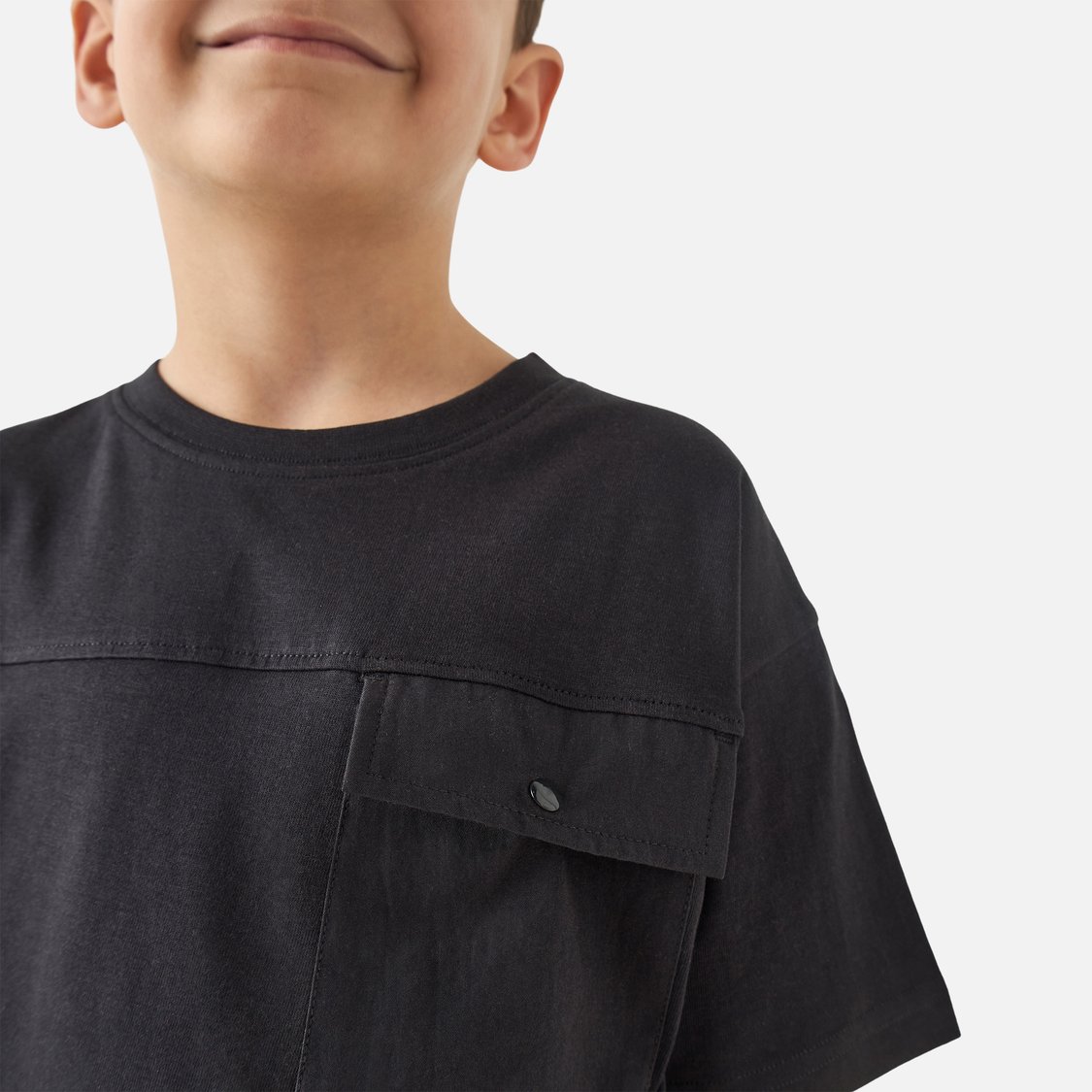 Juniors Solid T-shirt with Front Pocket and Short Sleeves