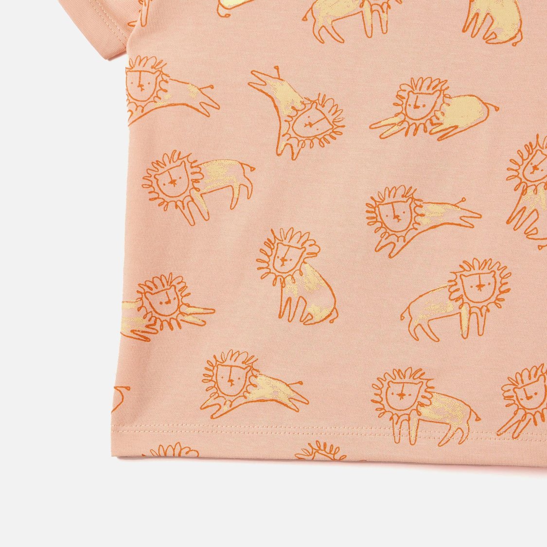 Juniors All-Over Lion Print Crew Neck T-shirt with Short Sleeves