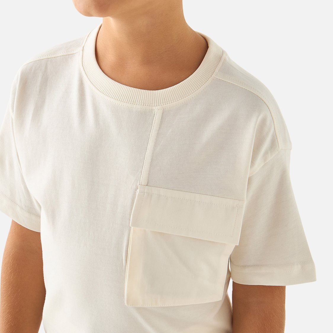 Juniors Solid Crew Neck T-shirt with Short Sleeves and Pocket