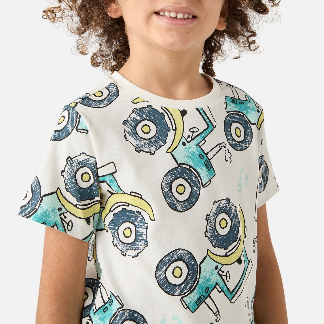 Juniors All-Over Tractor Print T-shirt with Short Sleeves and Crew Neck