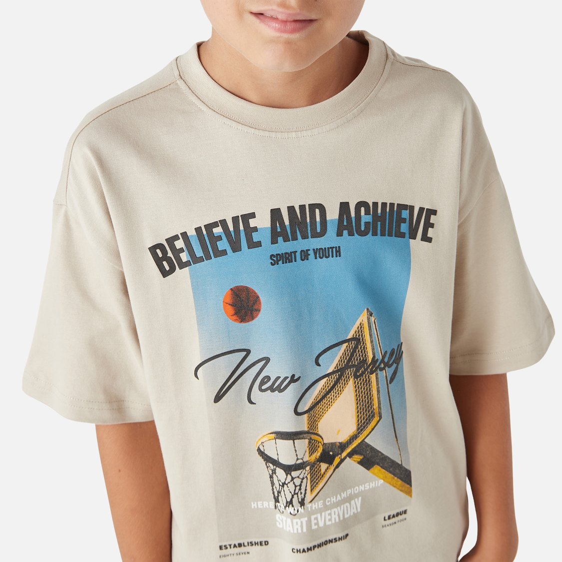 Juniors Graphic Print T-shirt with Short Sleeves and Crew Neck