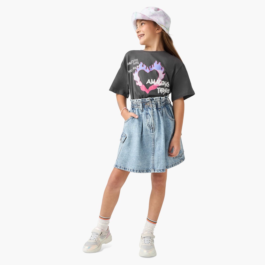 Juniors Graphic Print T-shirt with Short Sleeves and Round Neck