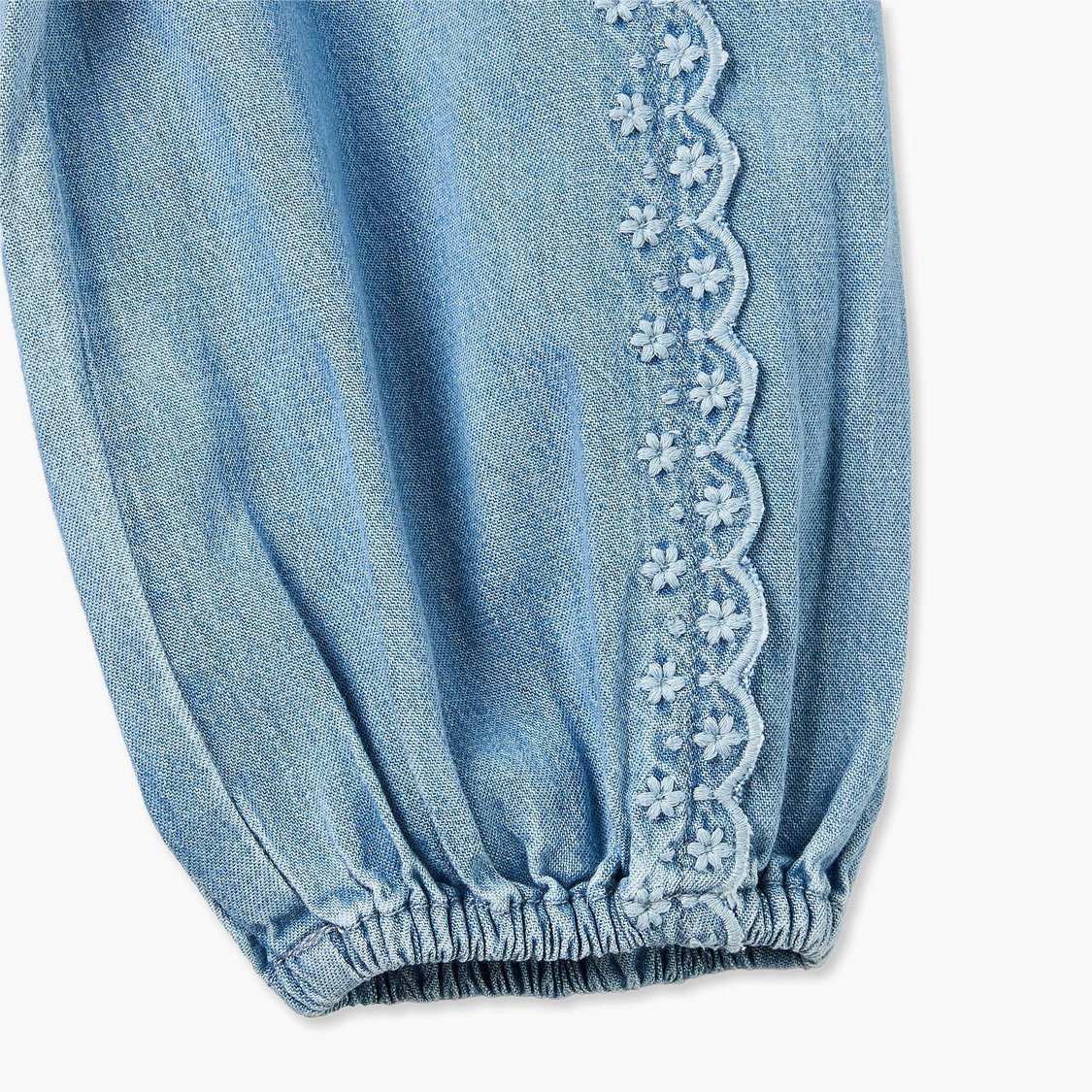 Juniors Floral Embroidered Jogger Jeans