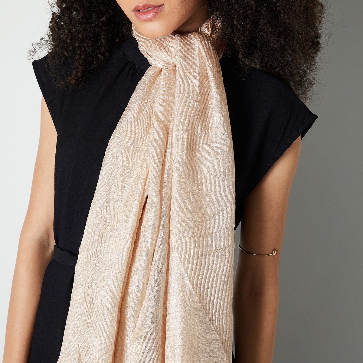 Buy Women Textured Scarf Online at just Rs. 499.0 - 1000015220064
