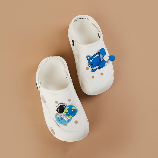 FAME FOREVER Appliqued Clogs