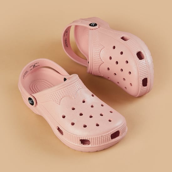 FAME FOREVER Textured Clogs