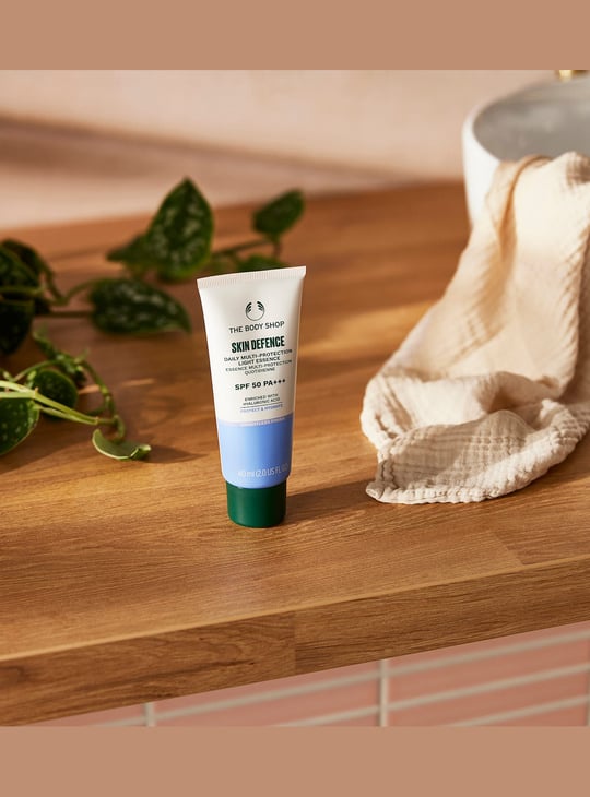 THE BODY SHOP Light Essence SPF 50 PA +++ Skin Defence - 60ml