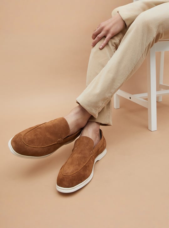 靴 Argue SLIP-ON / BROWN SUGER (SUEDE) Buy CODE Suede Slip On Shoes from CODE at just INR 2299.0