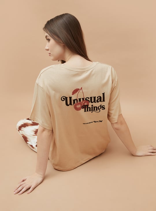 Online Shoppingadult Junge Mann Frau Kaufen Kleidung Shorts Tshirts  Onlinenew Wardrobeconsumptionsmartphonre Digital Internet Market  Shopconsumer Kaufen Textilprodukteflat Vector Illustration Stock Vektor Art  und mehr Bilder von Kleidung - iStock, image size:540x730