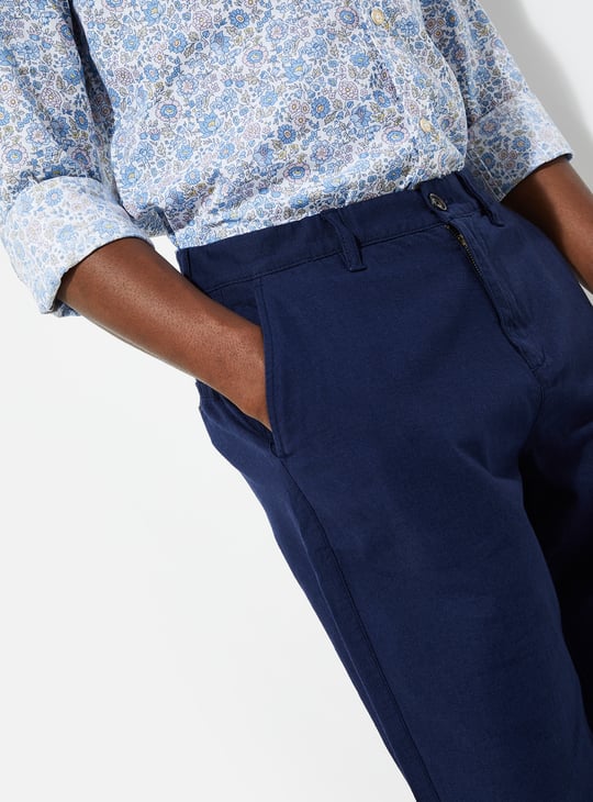 URB_N Men Slim Fit Solid Chinos