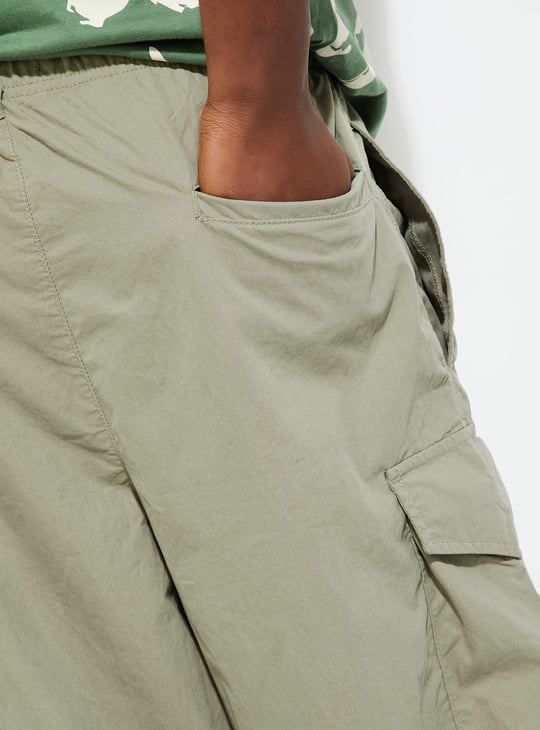 URB_N Men Solid Parachute Pants with Cargo Pockets