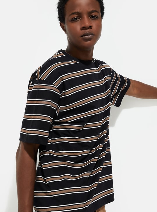 tada_sarivanページ Buy URB_N Men Striped Oversized T-shirt Online at just Rs. 699.0