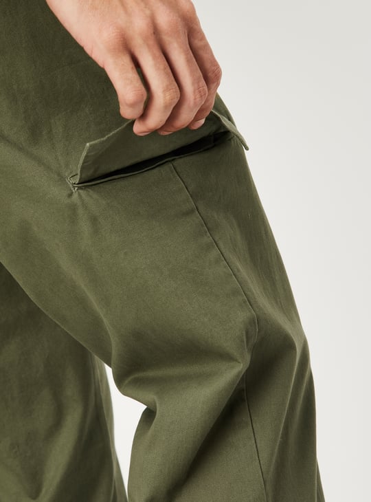 Men Slim Fit Solid Flexi Waist Cargo Chinos