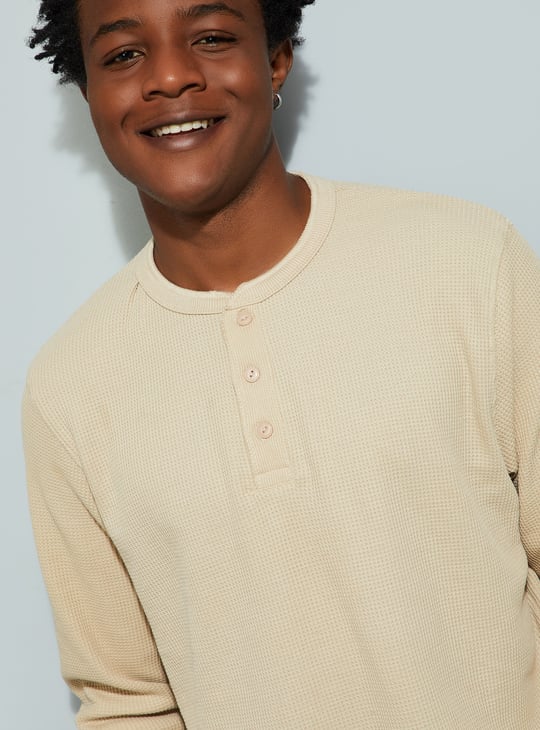 URB_N Men Textured Henley Neck T-shirt