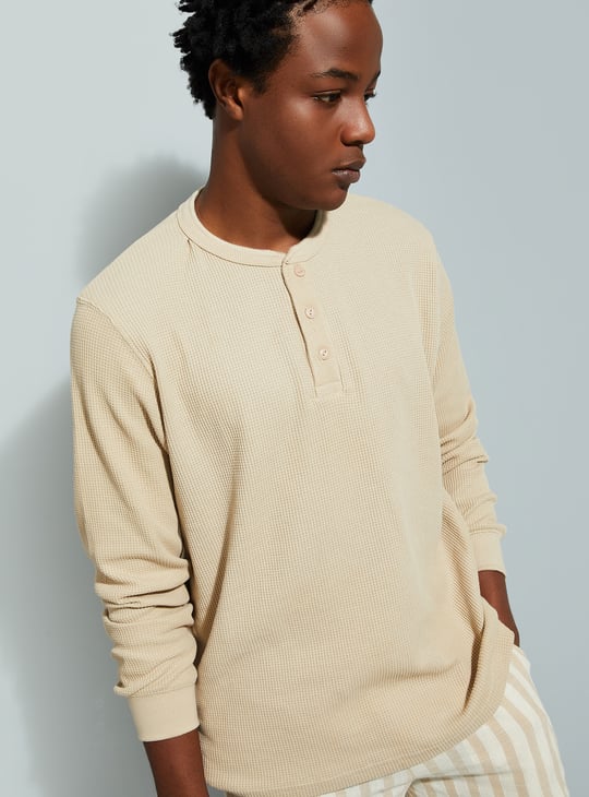 URB_N Men Textured Henley Neck T-shirt