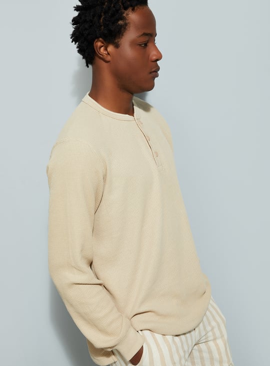 URB_N Men Textured Henley Neck T-shirt