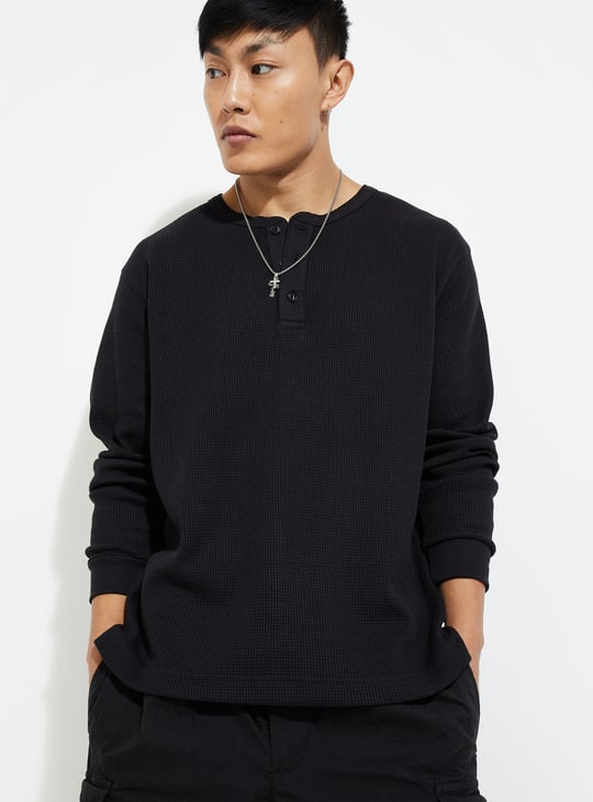 URB_N Men Textured Henley Neck T-shirt