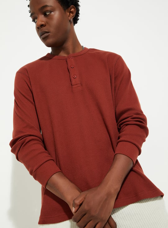 URB_N Men Textured Henley Neck T-shirt