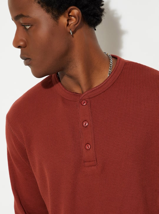 URB_N Men Textured Henley Neck T-shirt
