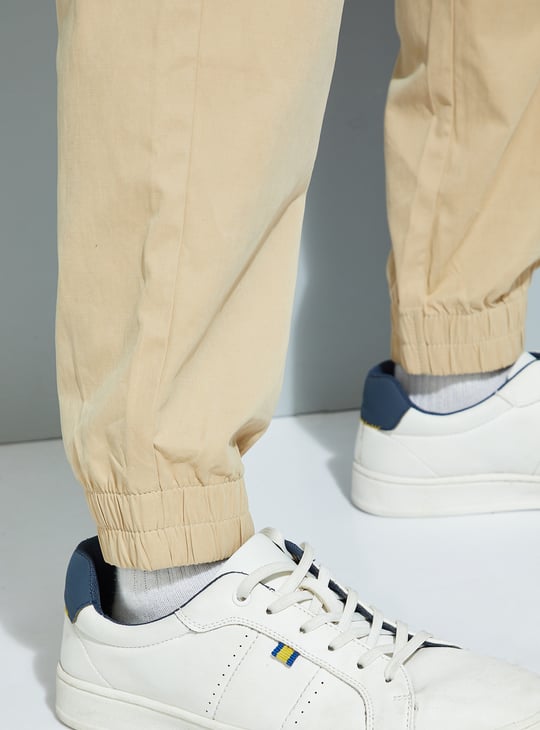 URB_N Men Solid Relaxed Fit Cargo Joggers