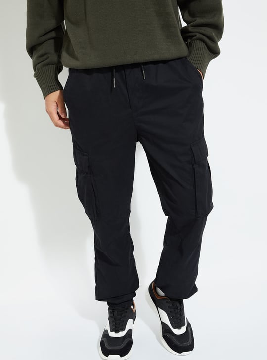 URB_N Men Solid Relaxed Fit Cargo Joggers