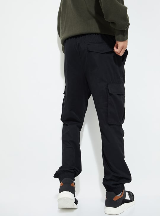 URB_N Men Solid Relaxed Fit Cargo Joggers