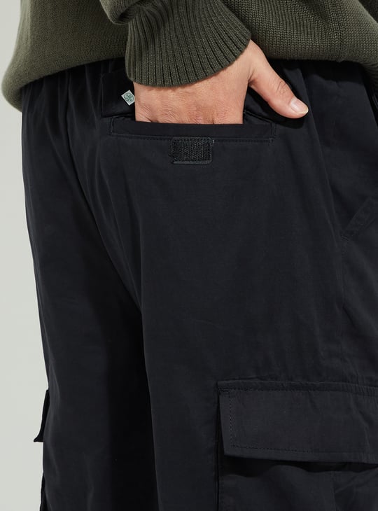 URB_N Men Solid Relaxed Fit Cargo Joggers