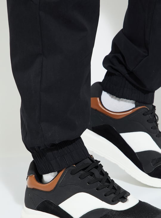 URB_N Men Solid Relaxed Fit Cargo Joggers