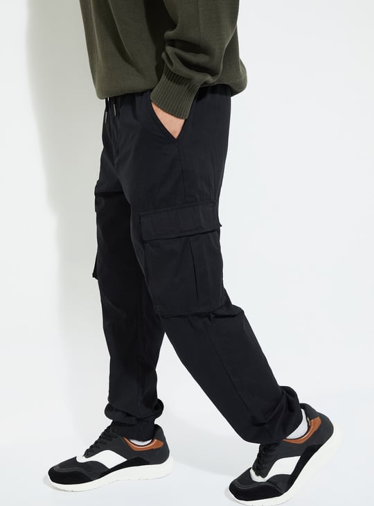 URB_N Men Solid Relaxed Fit Cargo Joggers