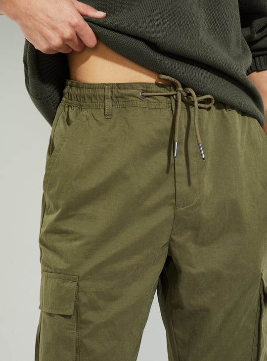 URB_N Men Solid Relaxed Fit Cargo Joggers