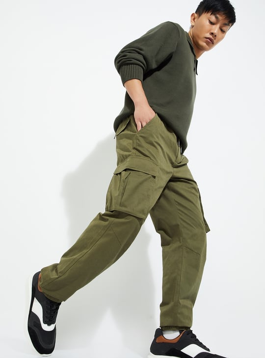 URB_N Men Solid Relaxed Fit Cargo Joggers
