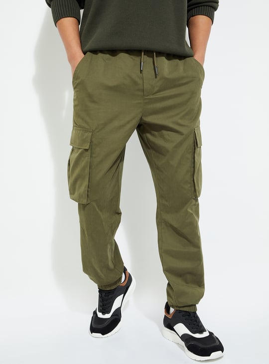 URB_N Men Solid Relaxed Fit Cargo Joggers