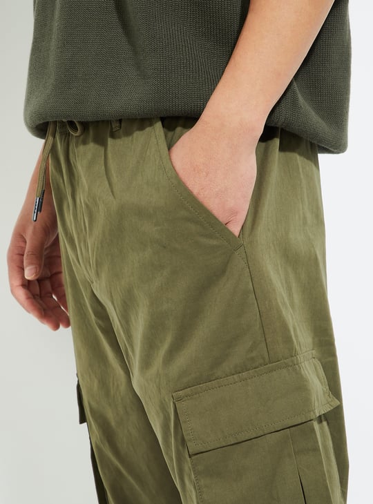 URB_N Men Solid Relaxed Fit Cargo Joggers