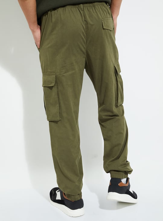 URB_N Men Solid Relaxed Fit Cargo Joggers
