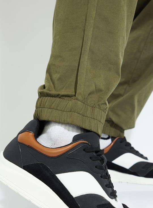 URB_N Men Solid Relaxed Fit Cargo Joggers