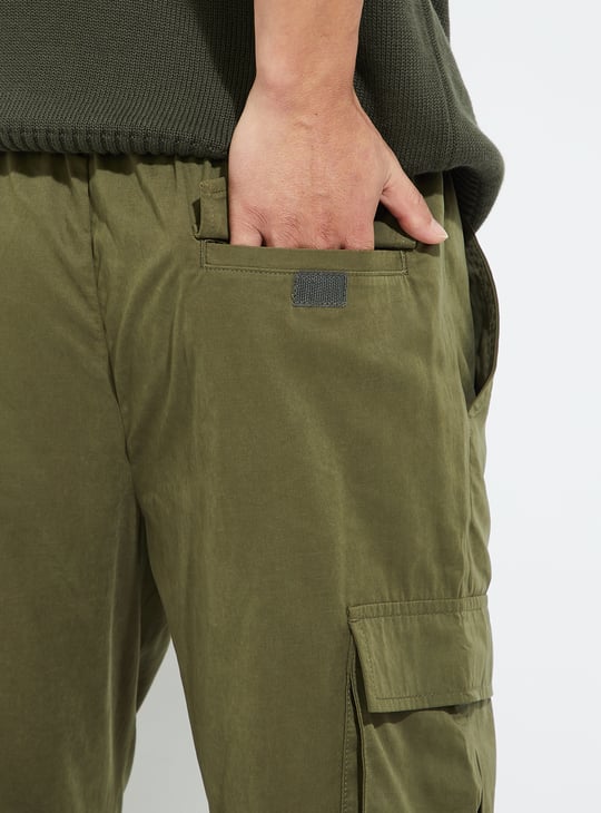 URB_N Men Solid Relaxed Fit Cargo Joggers