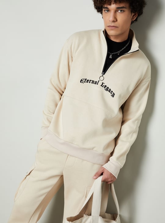 Men Embroidered Mock Collar Sweatshirt