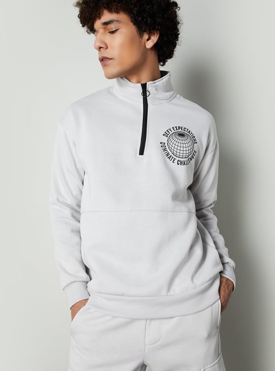 Men Embroidered Mock Collar Sweatshirt