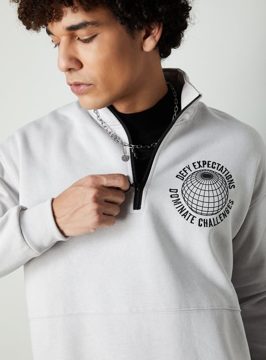 Men Embroidered Mock Collar Sweatshirt