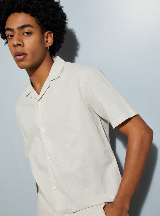 URB_N Men Textured Regular Fit Resort Linen Shirt