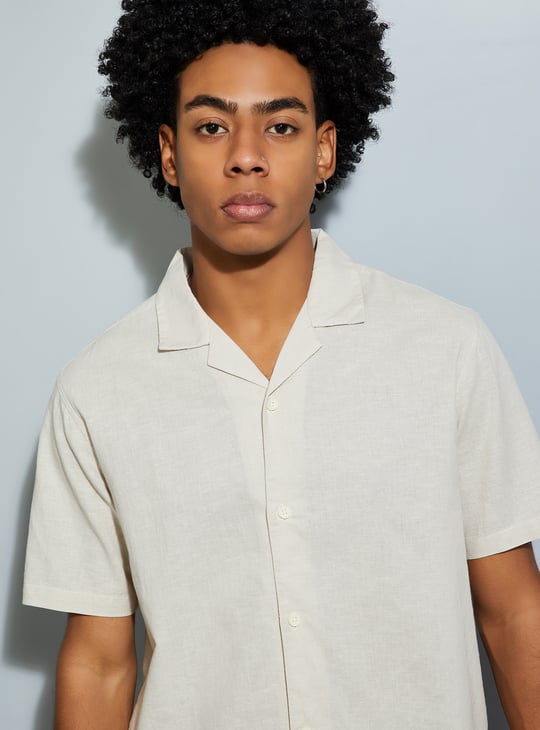 URB_N Men Textured Regular Fit Resort Linen Shirt