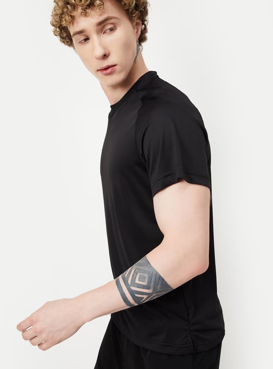 Men Solid Slim Fit T-shirt
