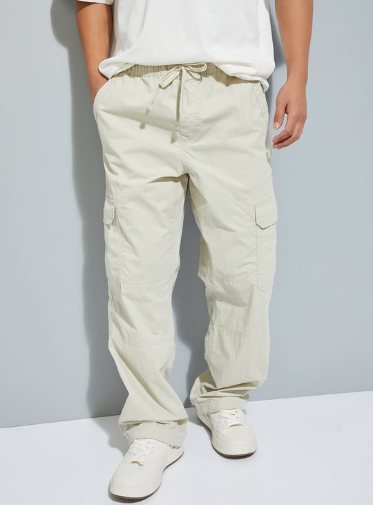 URB_N Men Solid Relaxed Fit Parachute Cargos