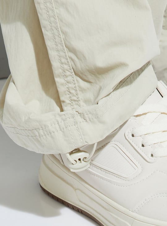URB_N Men Solid Relaxed Fit Parachute Cargos