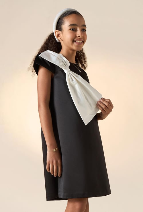 Juniors Solid Shift Dress with Short Sleeves and Bow Detail