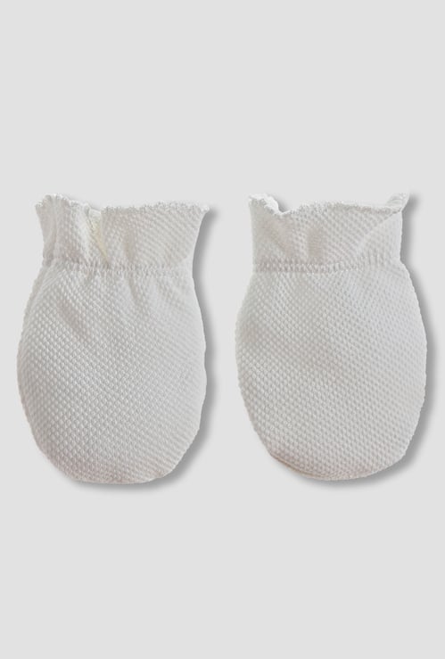 Giggles Textured Mittens with Scallop Detail