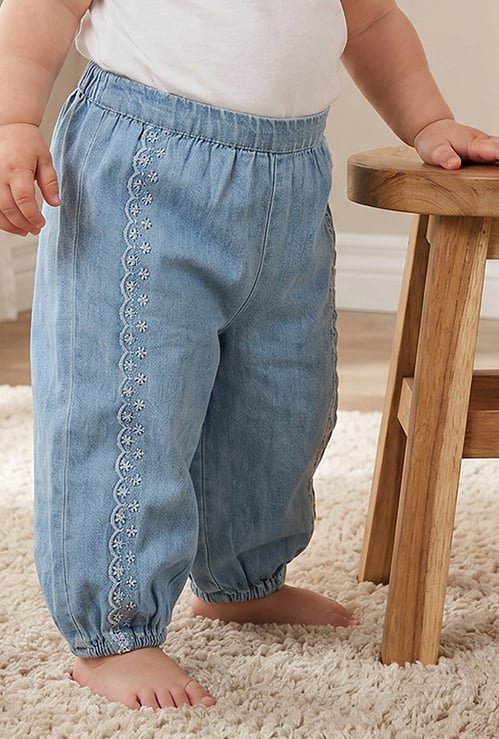 Juniors Floral Embroidered Jogger Jeans