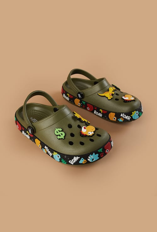 FAME FOREVER Boys Appliqued Clogs