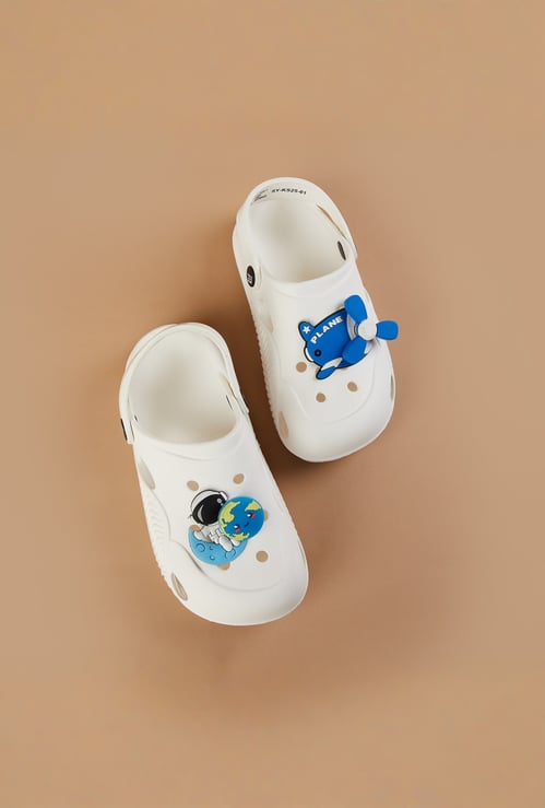 FAME FOREVER Boys Appliqued Clogs